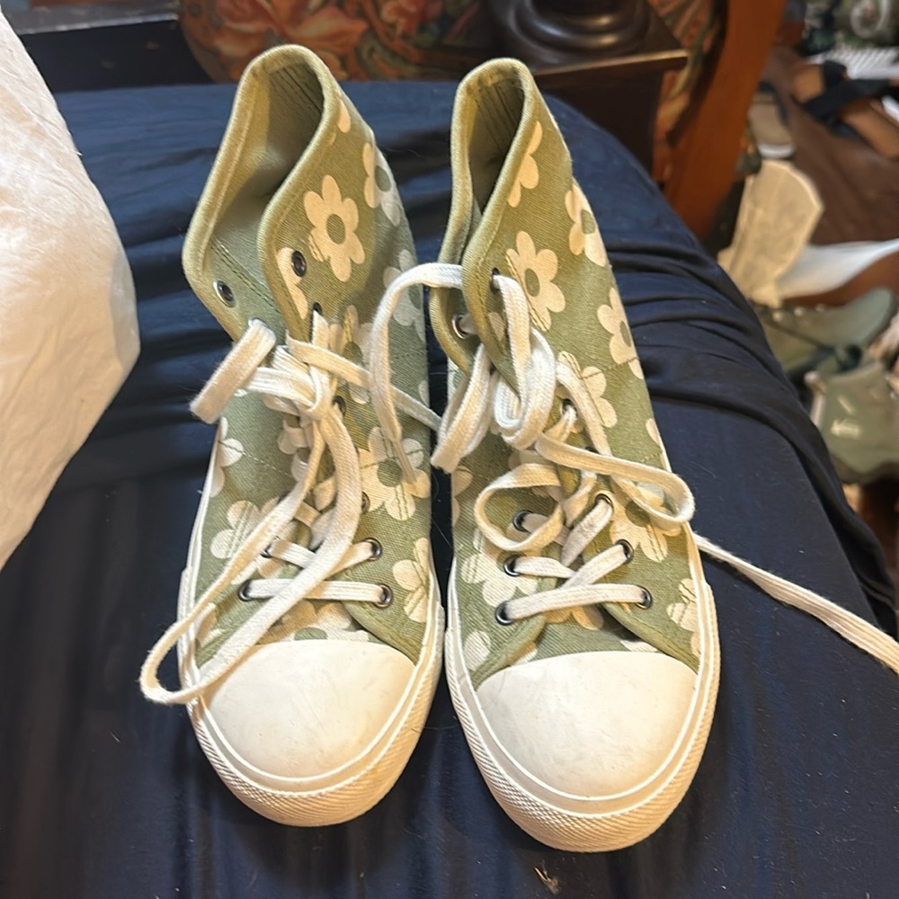 American Eagle Green and Cream Daisy Sneakers